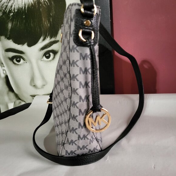 MICHAEL KORS JET SET BLACK MESSENGER TRAVEL BAG - LIKE NEW - Picture 4 of 10